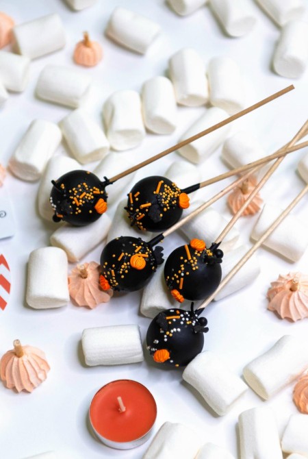 Fekete cake pop Halloween cukorral - 890Ft