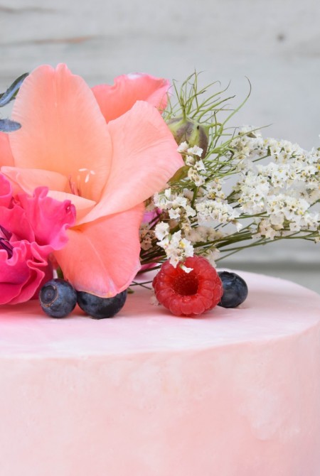 Nyári virágos torta - fehércsokiburkolással