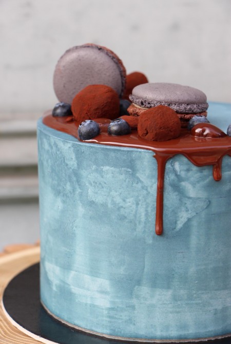 Kék torta csokicsurgatással - fehércsokiborítással