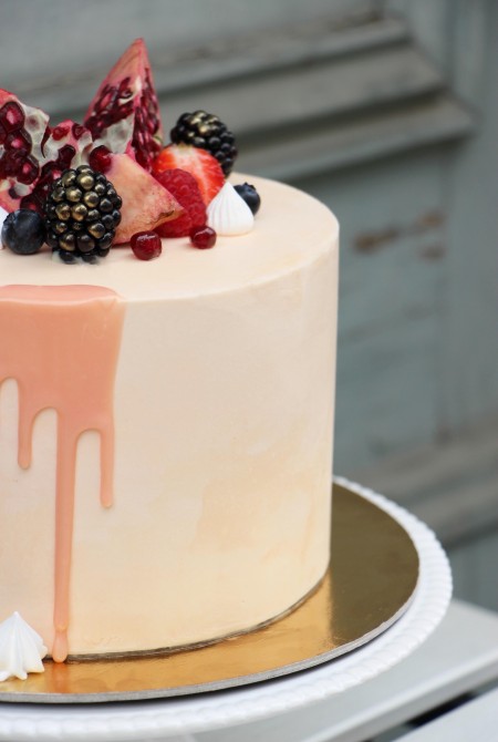 Barack színű torta - gyümölcsökkel - fehércsokiborítással