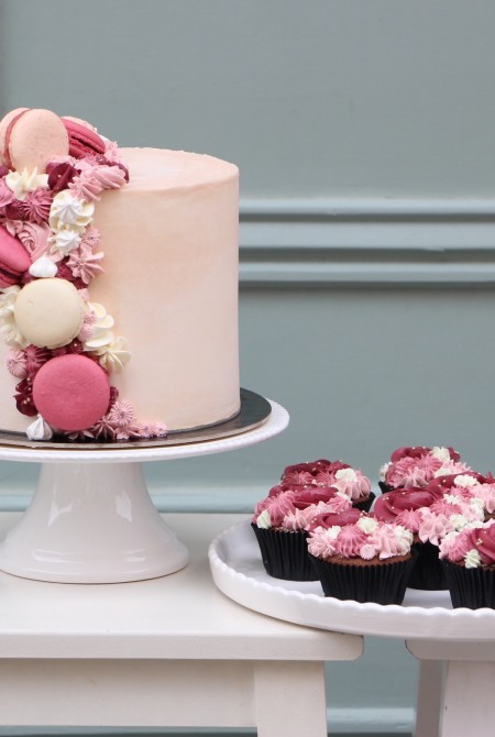 Macaron torta és díszített cupcake